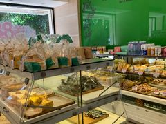 面包甜点陈列柜-康欣烘焙连锁(湛师店)