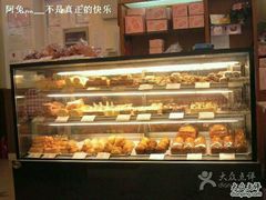 -红宝石·鲜奶小方·海派西点房(南丹店)