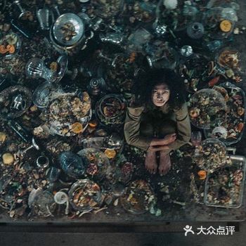 一部典型的“高概念”惊悚片，有着以小博大的设定