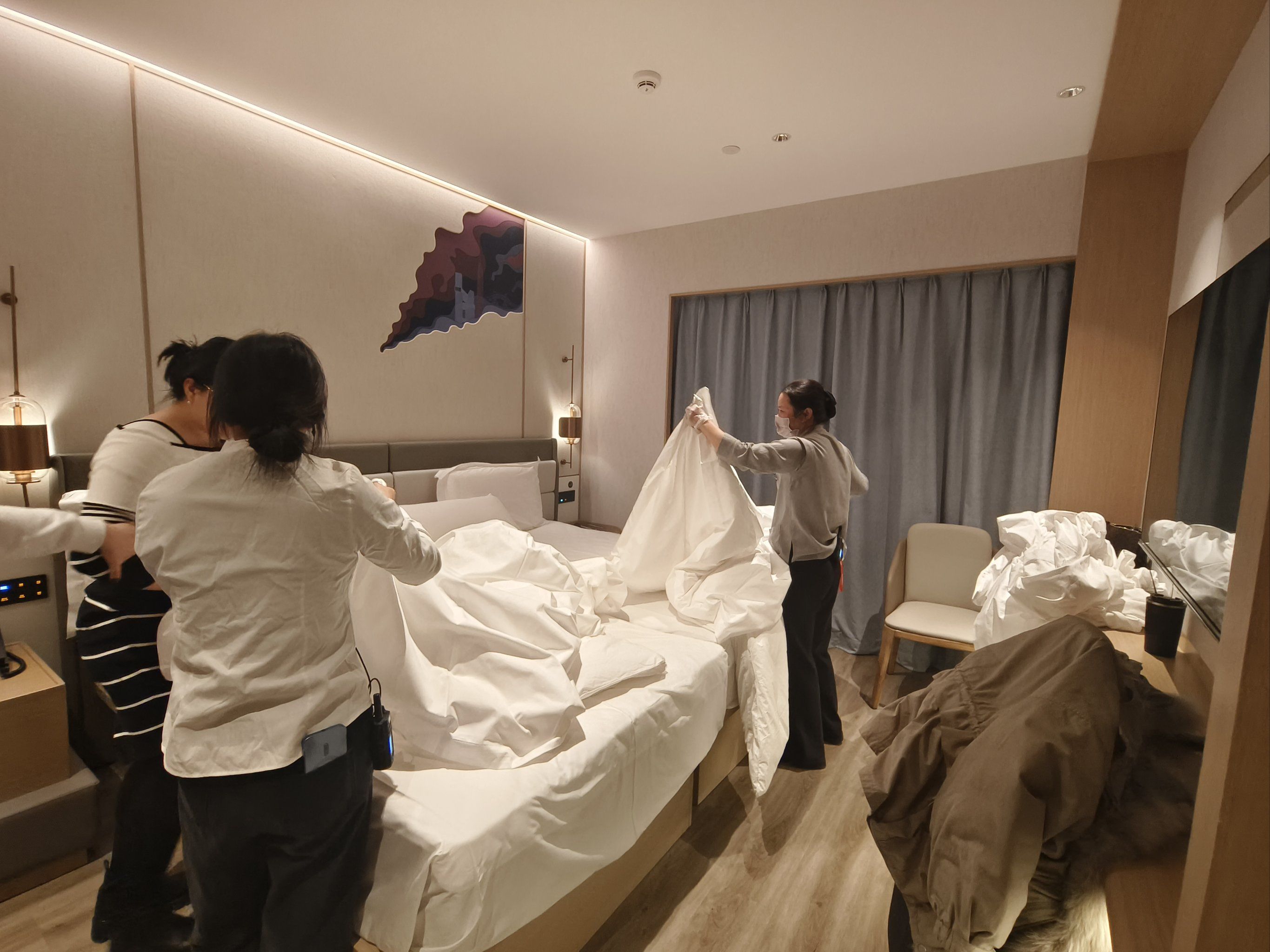 在网上团的艺龙酒店,看网图很漂亮,几个人玩累了入住,就剩两间房了,搞