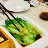 轻轻一碰就碎了，一看就是刚出锅的，味道很棒