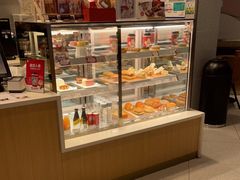面包甜点陈列柜-Tims天好咖啡·贝果(拉斐尔云廊店)