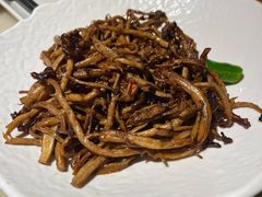 茶树菇小炒肉-吴越荣记苏州菜·松鼠桂鱼(月光码头店)