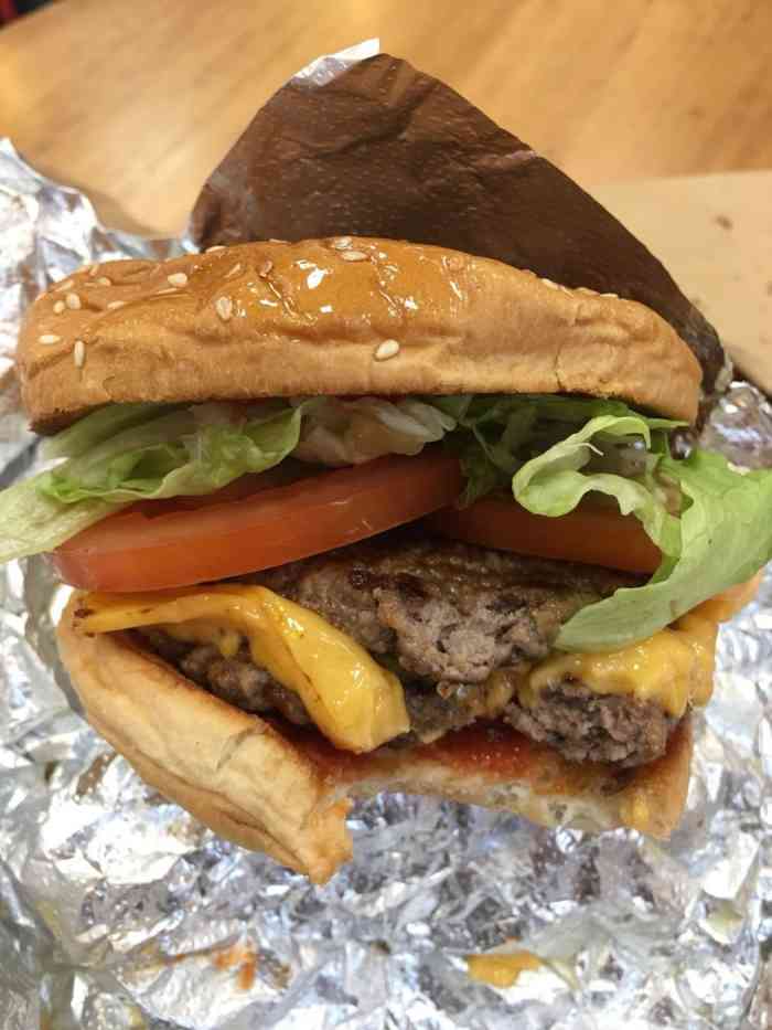 five guys-"饮料是自助的.汉堡用锡纸包,保温又没有."-大众点评移动版