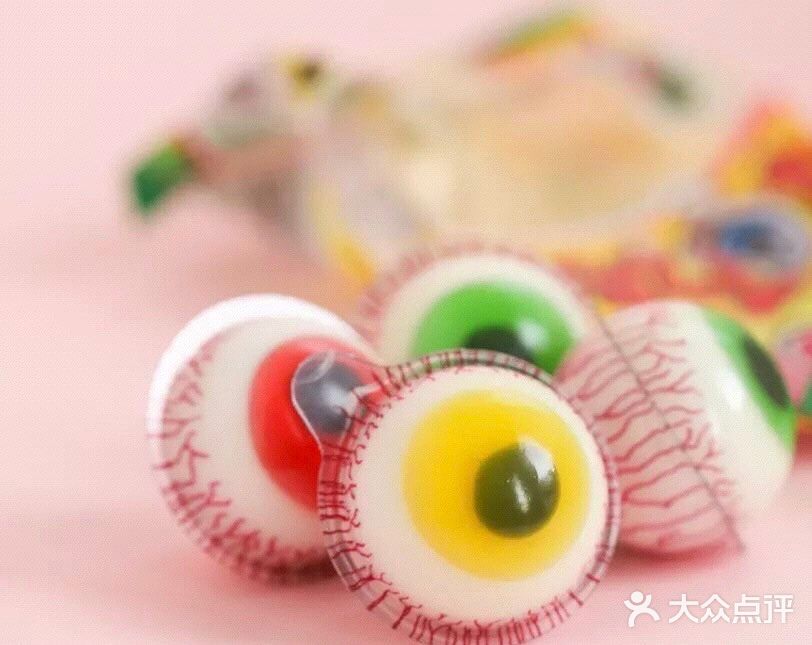 眼球糖的外层是棉花糖，咬开里面还有爆浆夹心