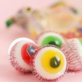 眼球糖的外层是棉花糖，咬开里面还有爆浆夹心