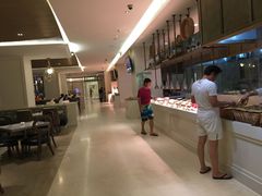 自助取餐区-海口绿发希尔顿酒店-田园汇自助餐·三文鱼·海鲜