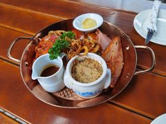 肉肠拼盘配酸菜和土豆泥-宝莱纳餐厅(滨江店)