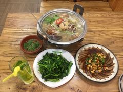 阿家村酸汤猪脚-遇见阿家村云南菜(魏公村店)