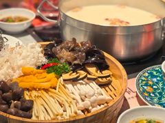 -尚尚仙·酸汤猪手·猪肚鸡火锅(华联万柳购物中心店)