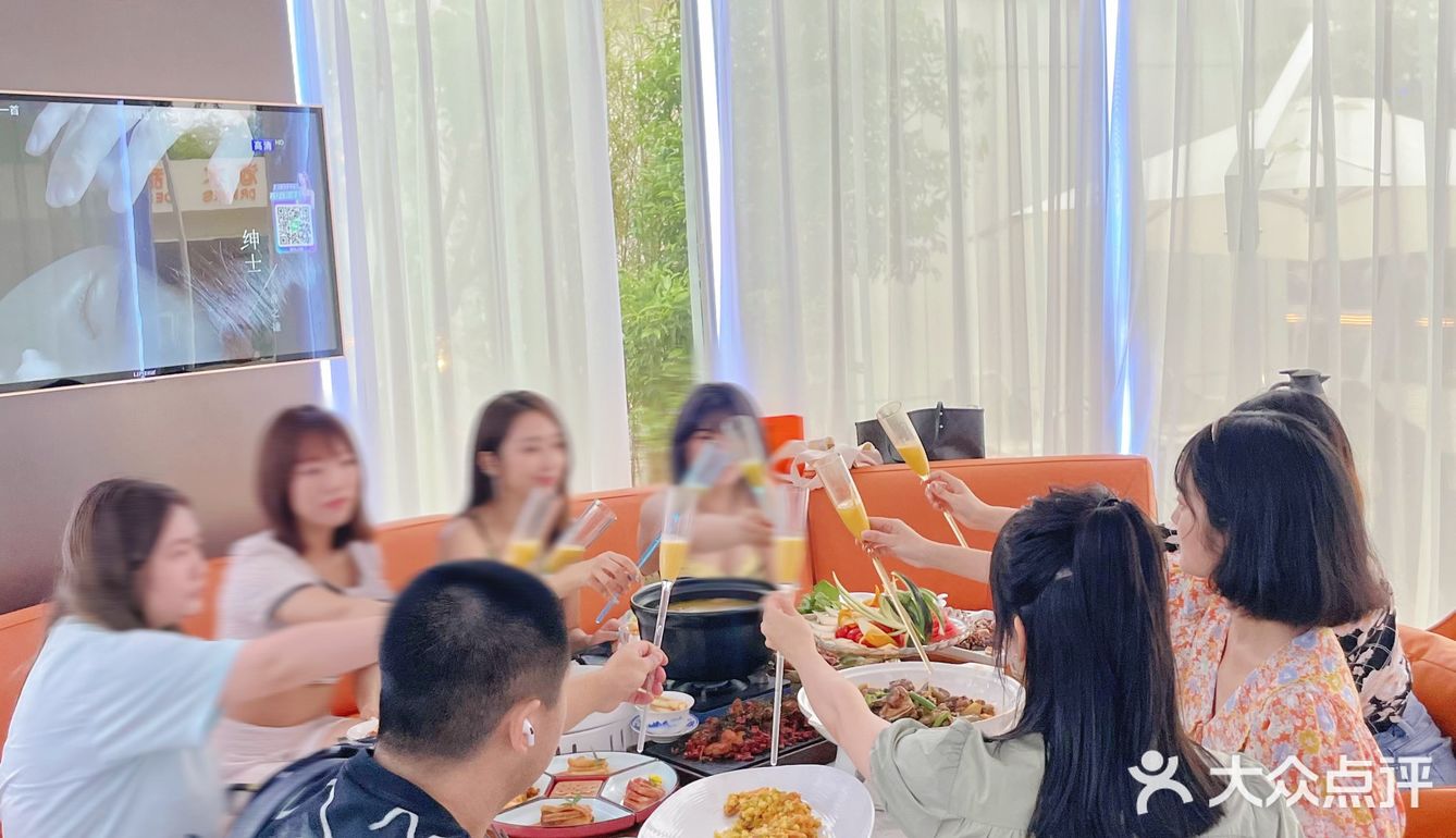 美滋滋 我们订的是星空泡泡屋，透明的圆形小屋