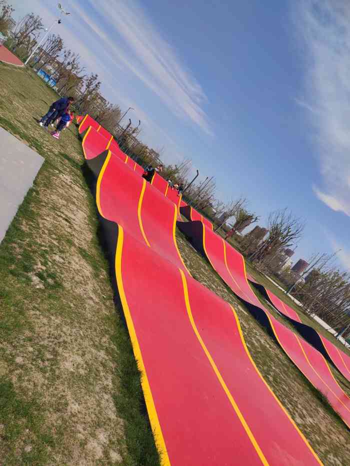 盐龙体育公园-"大型免费儿童乐园现场,带足干粮(有绿地可.