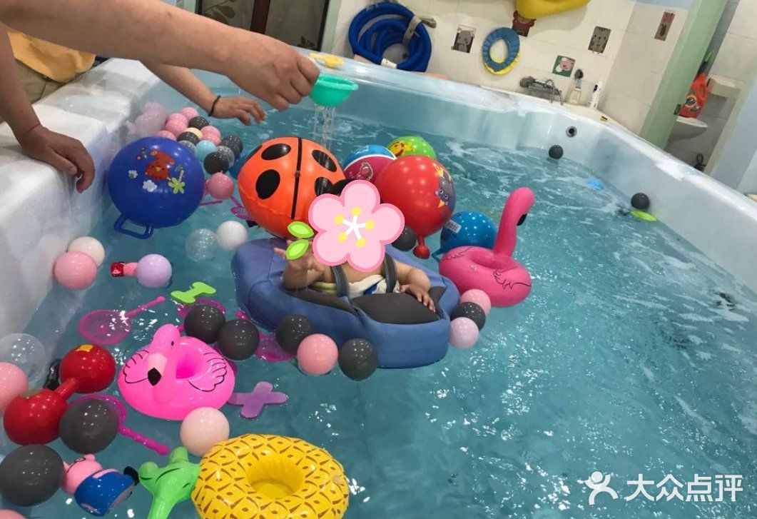 闲来带宝宝体验游泳乐趣