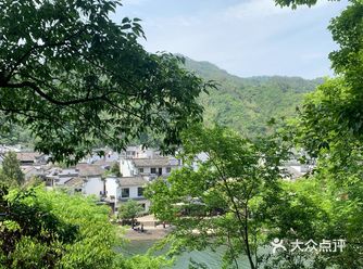 趁着五一假期就和朋友一起去打卡啦 景区里有各种小吃