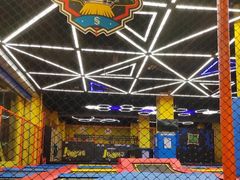-爱蹦iBOON蹦床运动馆(江汉店)