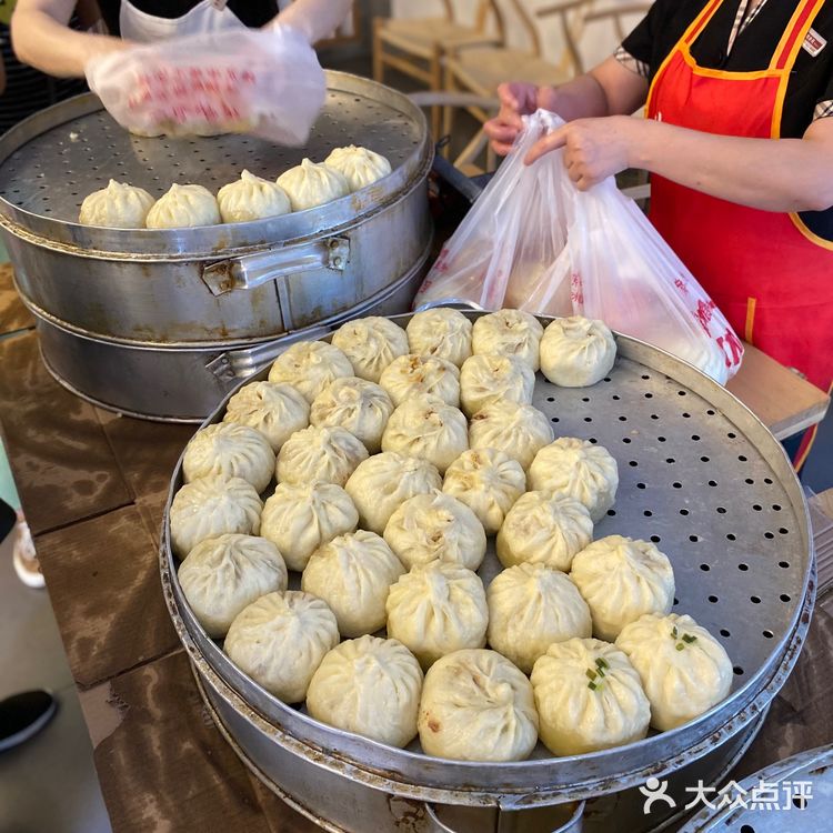 本地人排队打包买,一个就3两的肉馅大包