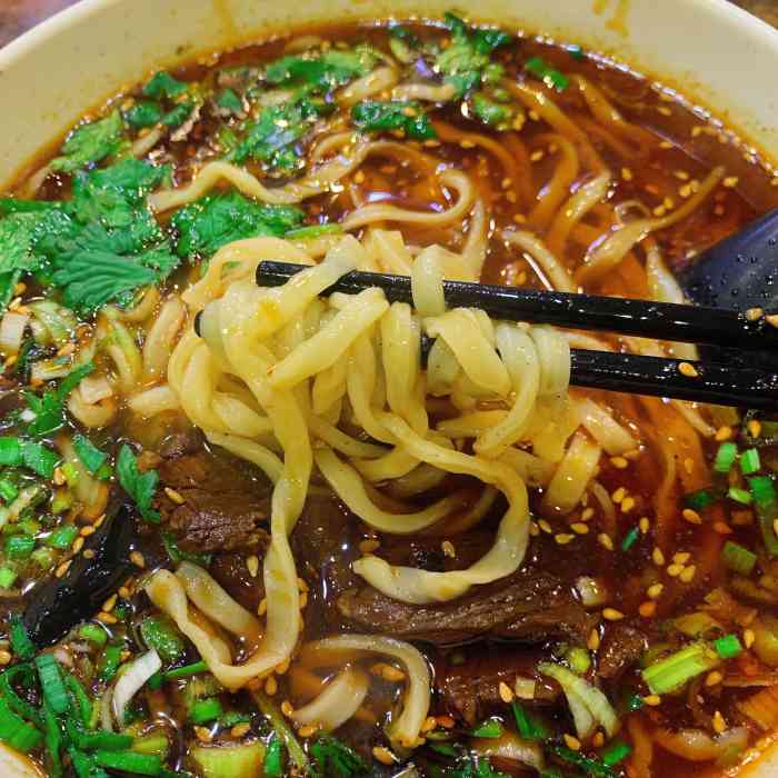 牛吃草牛肉面牛杂面-"长江饭店站牌附近,靠近妇幼保健院,是同事.