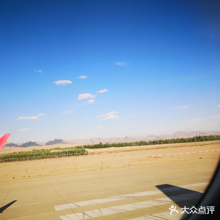 天空很蓝，几朵白云就像是画上去似的，天空和白云都很干净