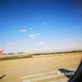 天空很蓝，几朵白云就像是画上去似的，天空和白云都很干净