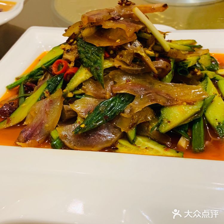 猪耳朵，牛头肉，凉粉，都不错，西湖牛肉羹，肚丝汤