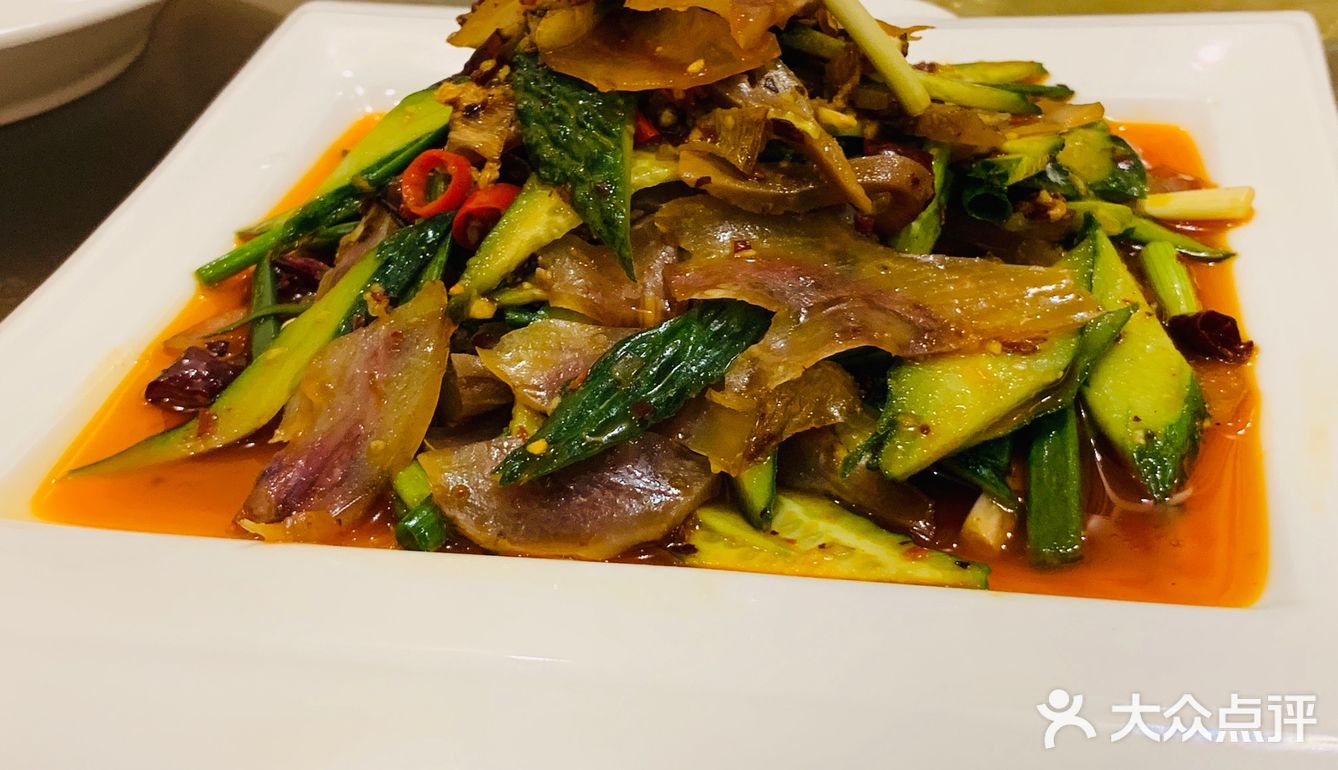 猪耳朵，牛头肉，凉粉，都不错，西湖牛肉羹，肚丝汤