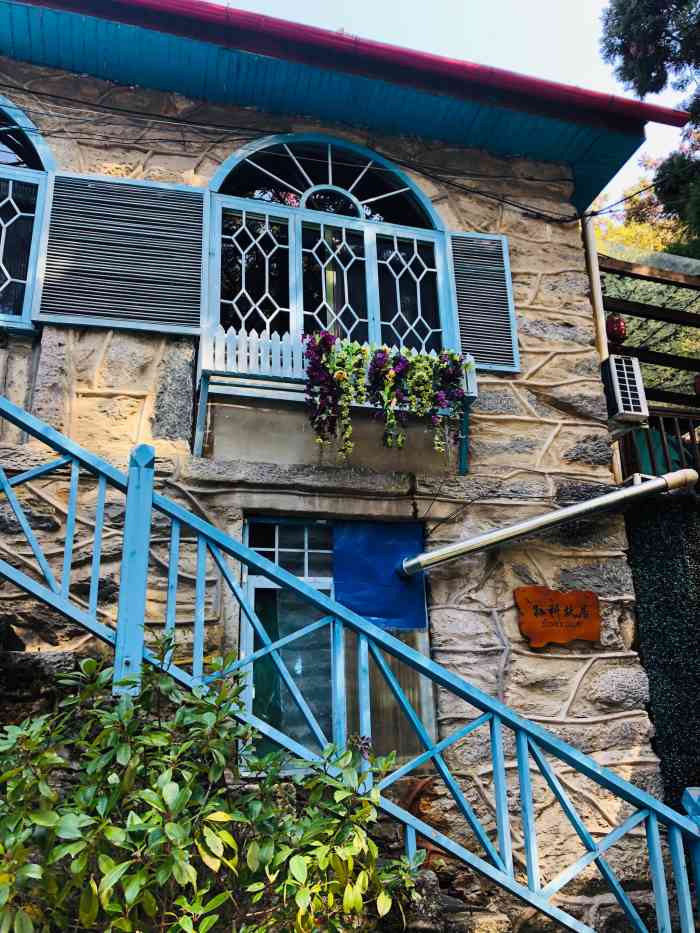 绿野山庄-"其实本来就庐山上都普遍难吃的饭店来说,我.