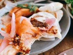 烟熏三文鱼配烤饺子皮和芥末籽酱-BOR Eatery(安福路店)