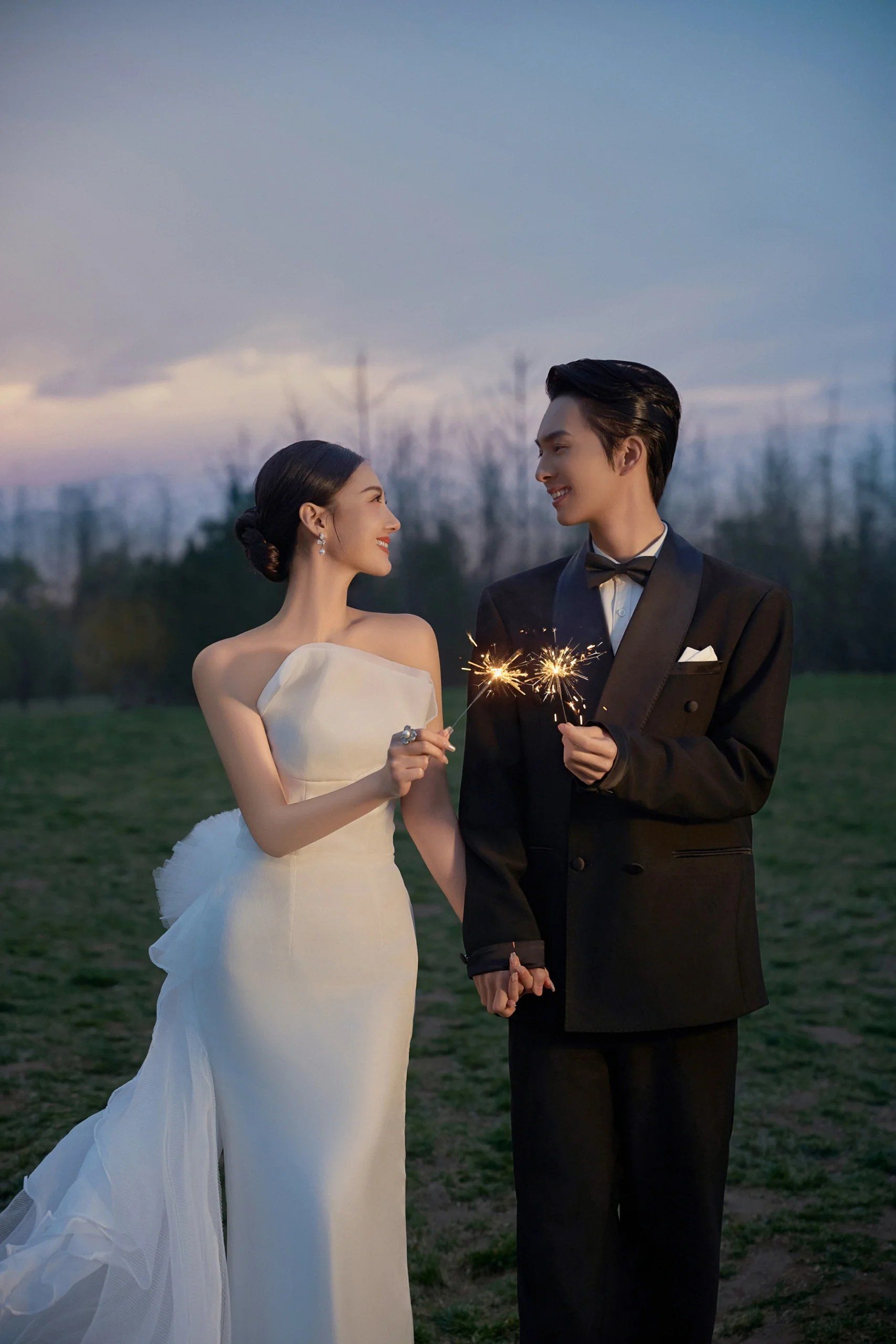 电影感烟花白裙婚纱照浪漫至极的梦幻瞬间