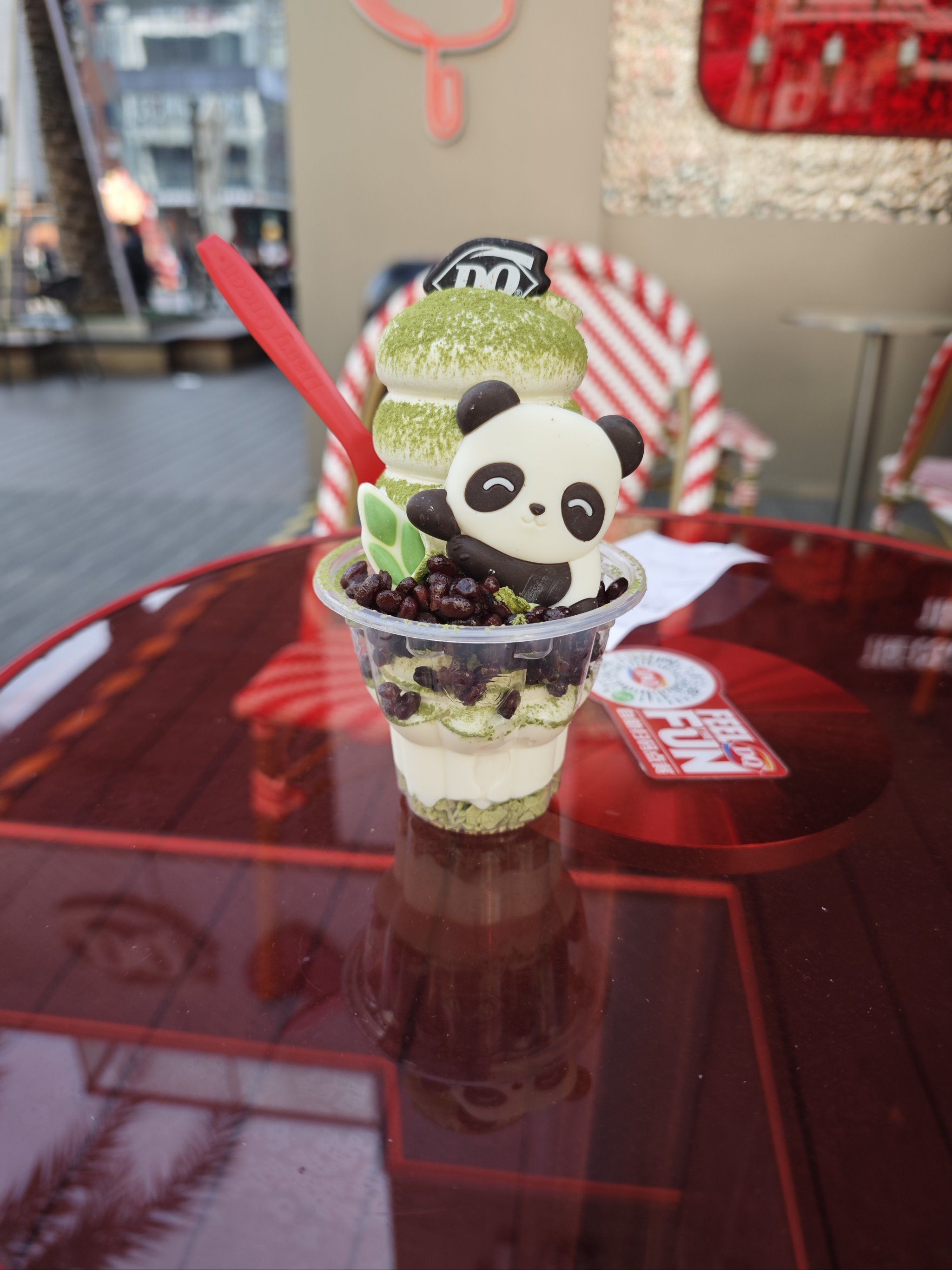 熊猫冰淇淋,上面是少量的抹茶粉熊猫和dq