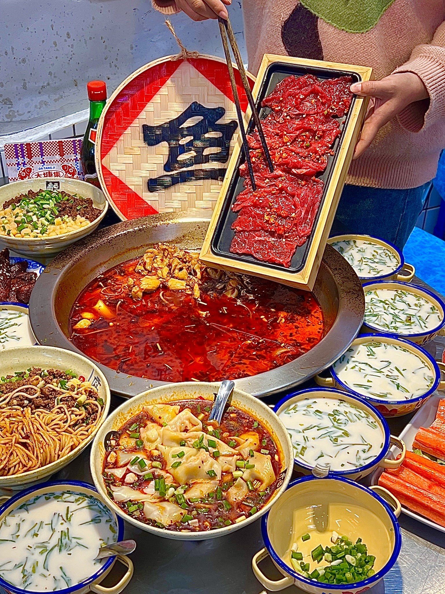 西湖边这家鱼店美到了!门口种满了花94还有小风车[色]