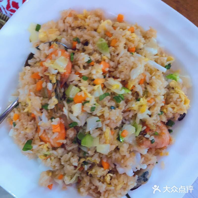 这家酒店的餐厅生意很火爆，中国人开的