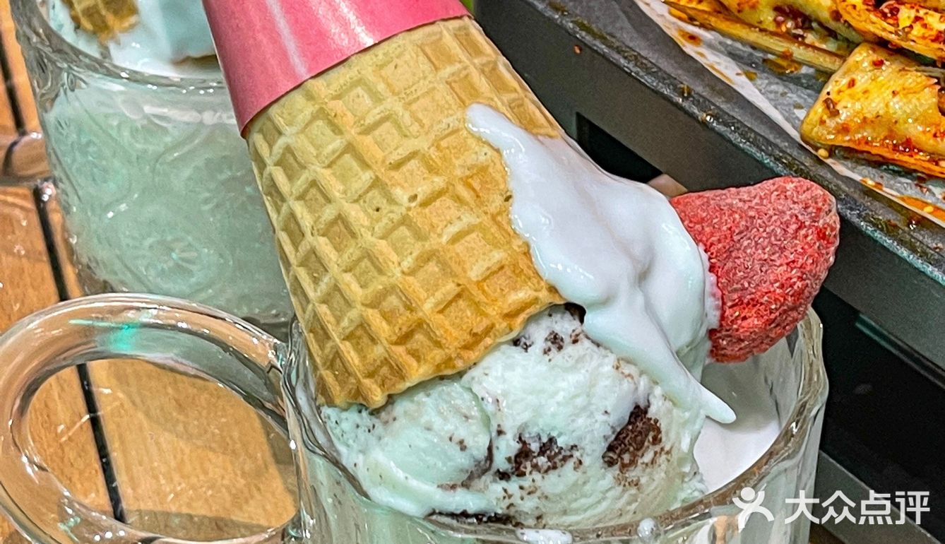 这是青岛！八毛撸串的烧烤！给几个女生吃撑了…