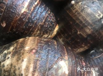 可以在锅里放入白糖100g、半碗水，中小火煮