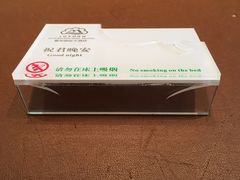 就这提示牌底下的小裂缝-斯瑞特国际酒店