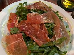 芝麻菜沙拉配风干火腿-羽深肉铺 Steak & Wine