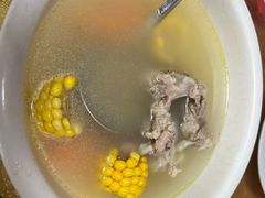 红萝卜玉米猪骨汤-幽优农庄·森波拉特色本地农家菜