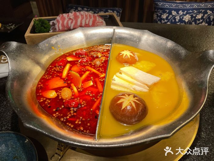 湊湊火锅·茶憩(世博大道店)台式麻辣花胶鸡鸳鸯锅图片