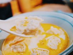 金汤黄鱼馄饨-蟹黄鱼·楼上面馆(外滩中央旗舰店)