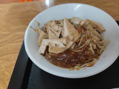 -松树干拌面店