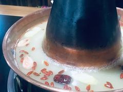 -果松木炭酸菜铜火锅·外婆参鸡汤