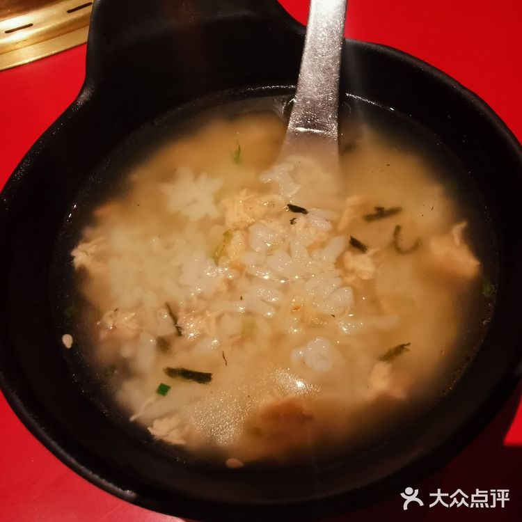 由专门的服务小哥亲自来烤，菲力牛肉烤的超嫩