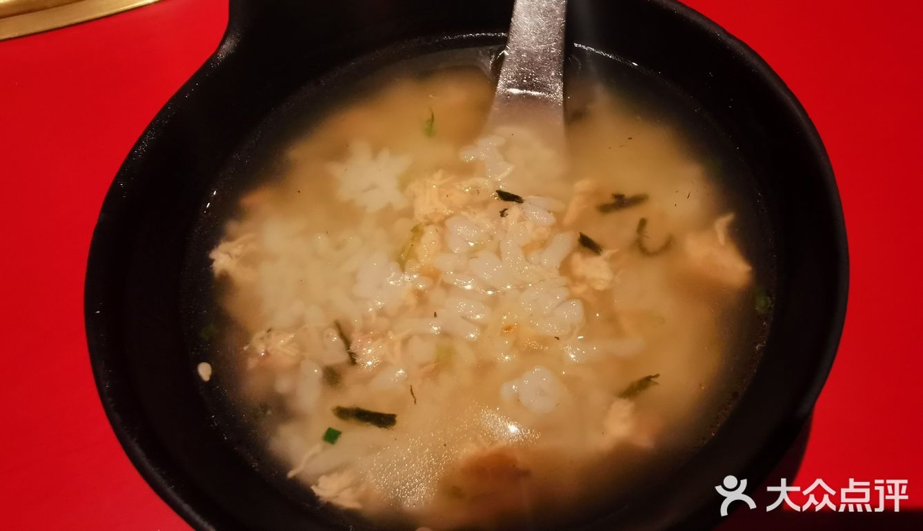 由专门的服务小哥亲自来烤，菲力牛肉烤的超嫩