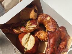 双重芝士碱水面包-WHEN PIGS FLY当猪飞