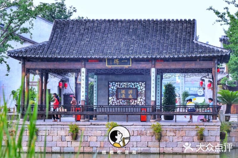 在荡口古镇景区内，都有民谣歌手随机地点驻唱