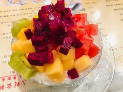 鲜杂果缤纷冰沙-广信牛奶甜品世家(台东店)
