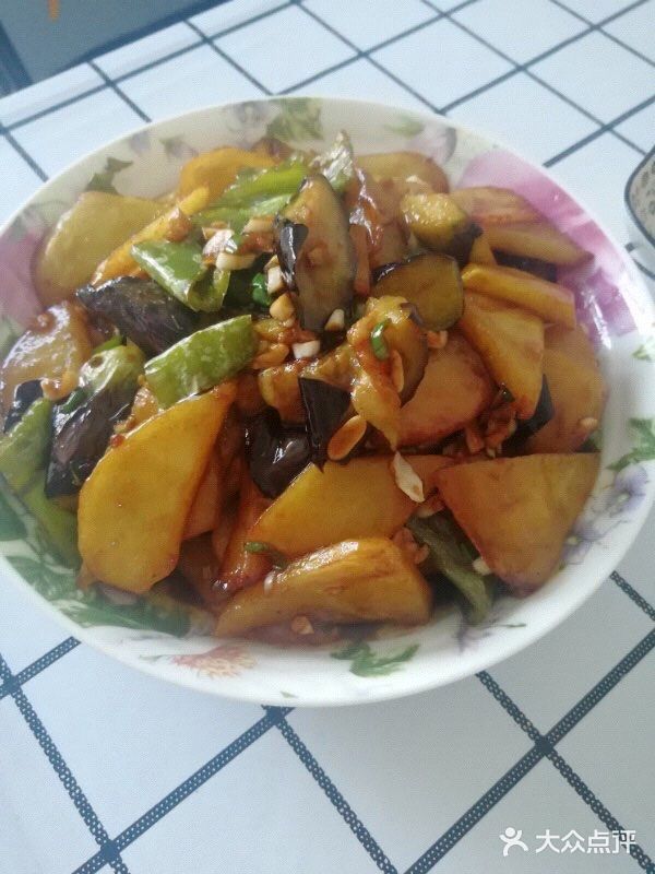 老干妈。先起锅热油，将土豆片放入锅中热透取出