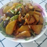 老干妈。先起锅热油，将土豆片放入锅中热透取出