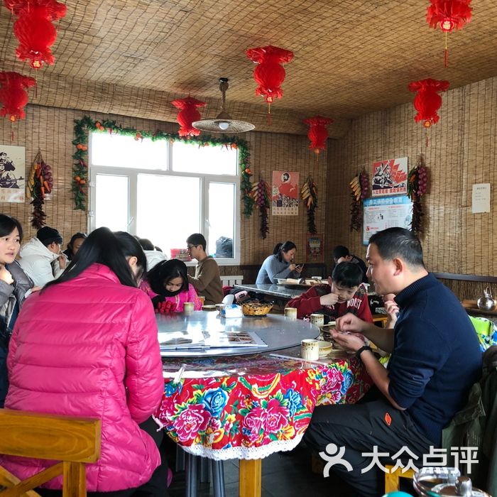 雪胖子东北铁锅炖美食餐厅