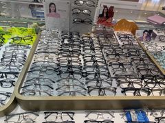 -美式眼镜·授权蔡司.依视路.尼康.豪雅.明月(人民广场店)