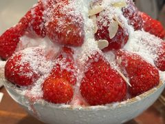 草莓丝绒奶油牛奶冰-RUXU入续糖水铺与包(卓悦中心店)